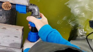 Поплавковый датчик уровня воды в плавательном пруду.