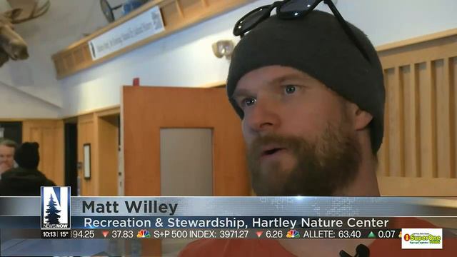 Families play in the snow at Hartley Nature Center смотреть онлайн