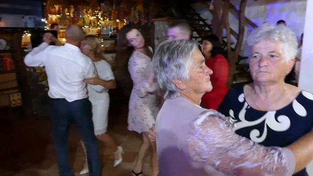 ОЙ РОМАНЕ, РОМАНОЧКУ НЕ ЛИЙ ВОДУ НА СОРОЧКУ - ВЕСІЛЬНА ПОЛЬКА. ГУРТ КАЛУСЬКЫ МУЗИКИ. @narodni_pisni смотреть онлайн