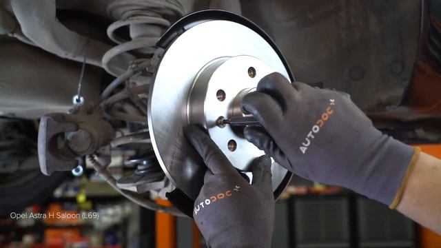 Как заменить задние тормозные диски на OPEL ASTRA H Седан [ВИДЕОУРОК AUTODOC] смотреть онлайн
