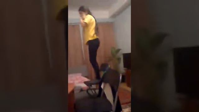 Мы прыгаем на прыгучим диване. Высокие стулья. Красивые прижки. 3-я часть смотреть онлайн