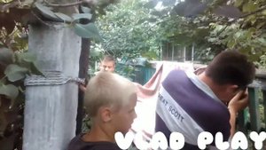 Строим шалаш на базе возле кустов