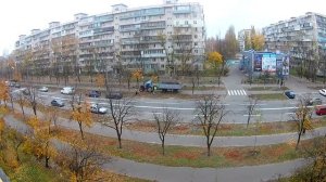 Как Киевский ЗеленБуд убирает листья с газона.