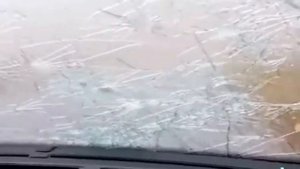 Град разбил стекло машины