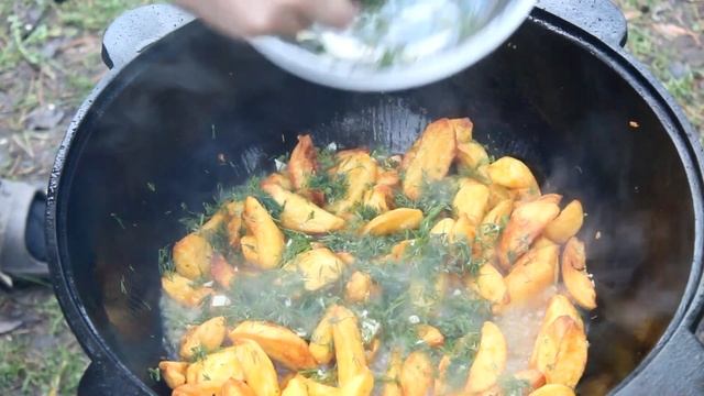 Жареный картофель по Узбекски в зигирном масле. Как мясо в казане на костре!