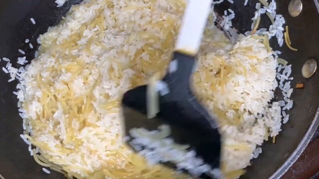 Просто обжариваю макароны с рисом. Готовлю быстрый и вкусный обед смотреть онлайн