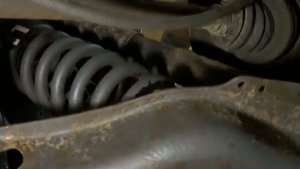 Мерседес W211. Замена верхних проставок пружин задней подвески.