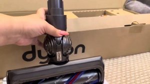 Самый мощный вертикальный пылесос Dyson V15, полная распаковка и обзор комплектации в 2023 году.
