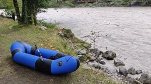 Бурное течение Мзымты и пакрафт, готовый к покорению реки.