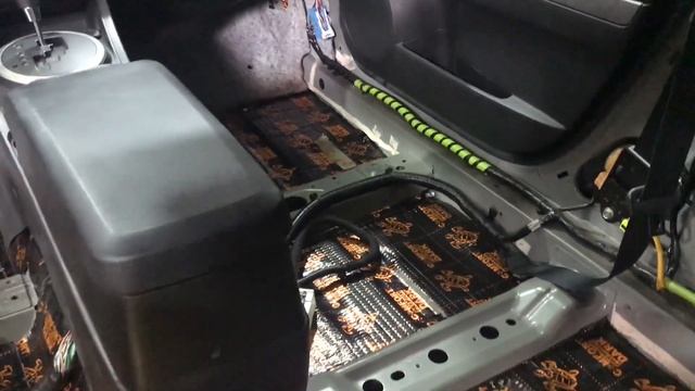 Mazda CX-7 частичная шумоизоляция, обработка днища (пола авто) в пару слоёв Комфортмат