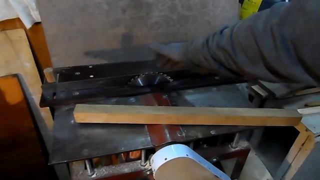 Как сделать кормушку для птиц от Дачного мастера на все руки смотреть онлайн