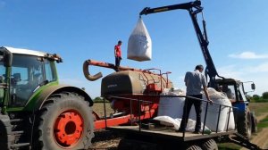 Прицеп с краном-манипулятором в сельском хозяйстве