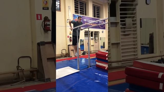 Отжимания на брусьях #отжимания #брусья #гимнастика смотреть онлайн