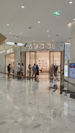 Люди стоят в очереди, в магазин Louis Vuitton, GUCCI, Phuket JungCeylon