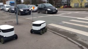 Робот - курьер выясняет отношения, один против всех