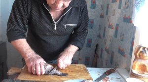 Легко почистить мёрзлого карася