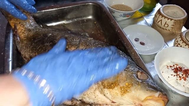 Короп в сметані запечений розтає в роті та хрумкотить насінням кунжута.