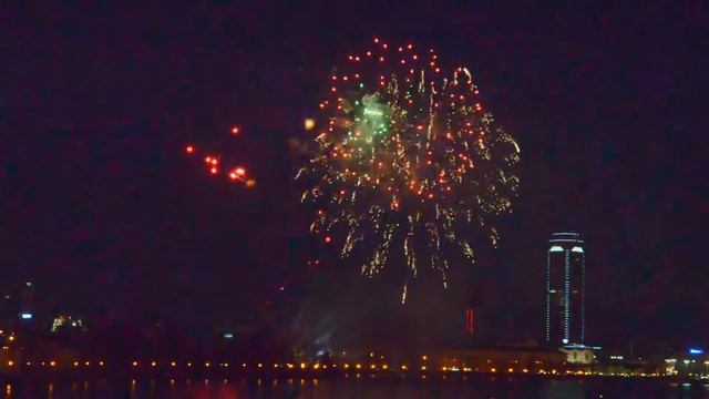 Красивейший салют в Екатеринбурге на праздник смотреть онлайн