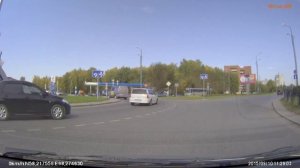 FILE8163 Тобольск кольцо ПАТП водитель Киа к457ка сзади меня отбибикал, хотя я движусь по знаку, об