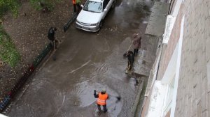 как наши дворники воду подметали