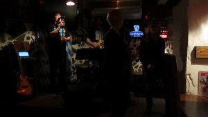 Поет группа "LAV" Мой друг лучше всех играет блюз