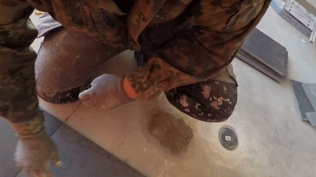 Укладка керамогранита 30х60 в разбежку на пол.Съемка в движении.Эстония смотреть онлайн