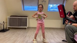 Папа учит маленькую дочь постоять за себя (бокс) ?