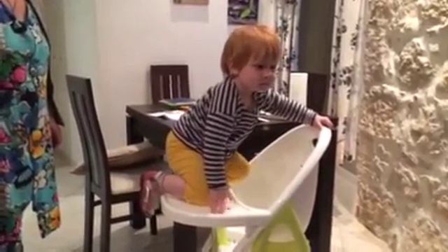 Берта сама садится в свой стульчик смотреть онлайн