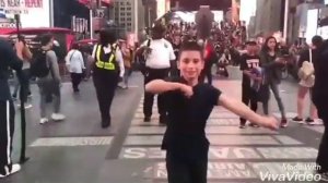 Ингуш танцует лезгинку в США на Манхеттене/ Lezginka in Times Square,New York