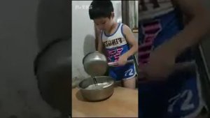 Малтчик из Китая готовит еду для родных. Little friend from China cooks for relatives