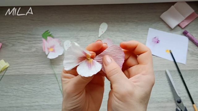 Анютины глазки из гофрированной бумаги. Два вида окрашивания. смотреть онлайн