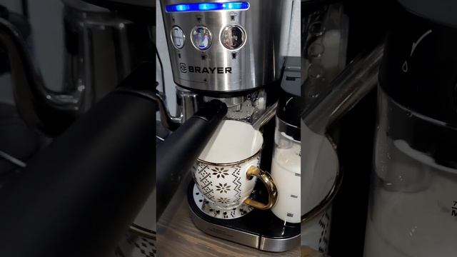Приготовление капучино в рожковой кофеварка Brauer смотреть онлайн
