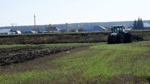 Трактор John Deere 8335R с дисковым культиватором Lemken Smaragd 9. Культивация стерни.