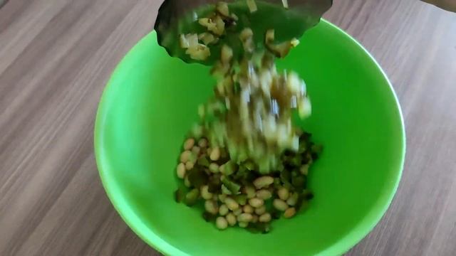 Салат "Бюджетный" с картофелем, фасолью, маринованными огурчиками