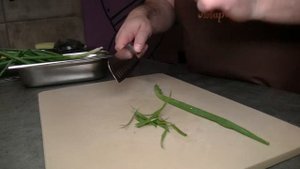 НАРЕЗКА лука - 4 способа нарезки зеленого лука для украшения салатов, как сохранить нарезанное перо