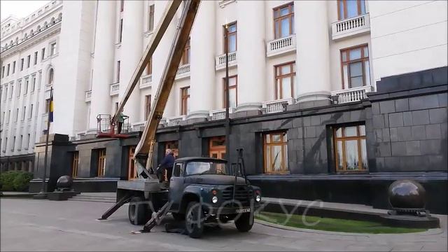 Очень плохая примета, заржавел флагшток, на котором находится Штандарт Президента Украины.