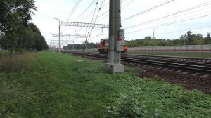 Маневровый тепловоз ЧМЭ3Т-7050 (ТЧЭ-6) следует резервом.