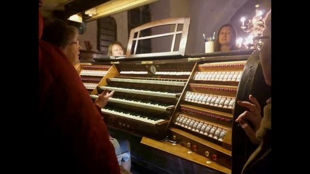 Вы видели, как устроен орган? Хотите послушать три произведения в исполнении органиста церкви?