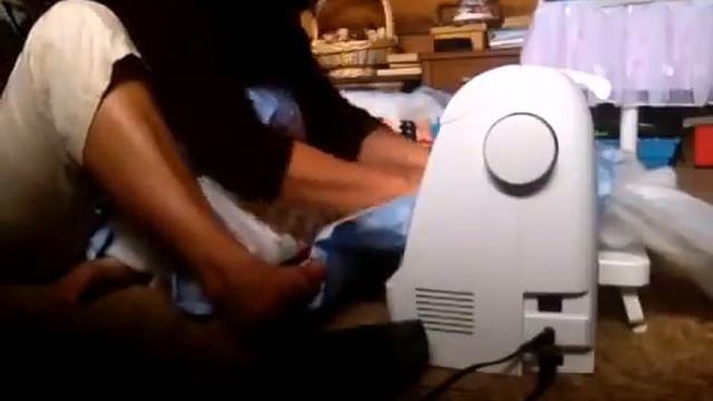 Стежка большого лоскутного одеяла на полу. Оригинально! смотреть онлайн