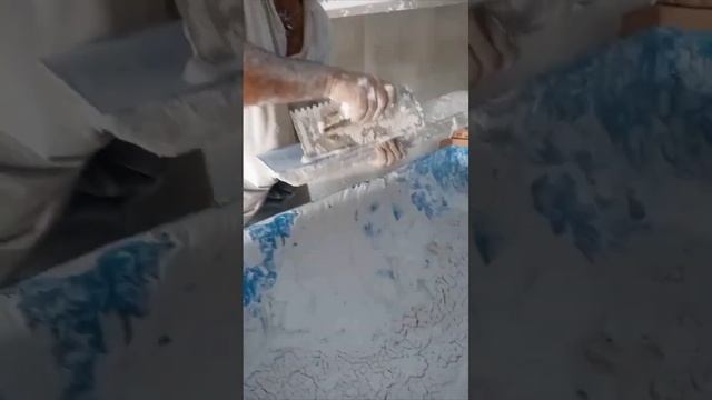 Aplicando gesso liso em laje de isopor