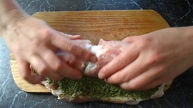 Мясной рулет с соусом песто! СОЧНЫЙ и ароматный! На раз, два!!!