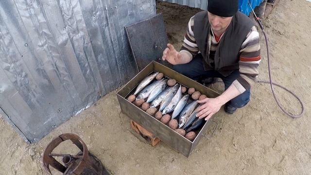 Копчение рыбы в самодельный печи горячего копчения, пальчики оближешь!!! смотреть онлайн