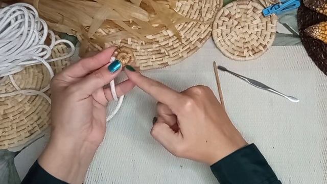 Быстрый способ плетения из кукурузы. Плетение из талаша, салфетка, плэйсмат. DIY : corn hask mat смотреть онлайн
