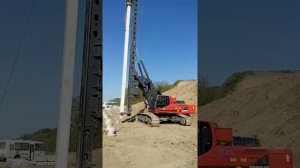 Полноповоротная сваебойная установка в работе