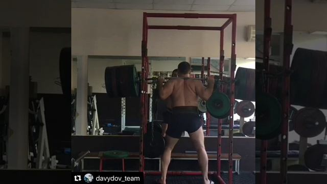 удержание на плечах 557 кг =1228Lbs=