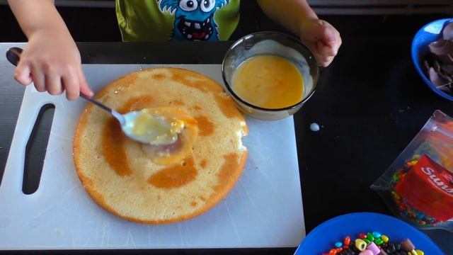 Как сделать домашний торт своими руками с ребенком. Марк делает торт. смотреть онлайн