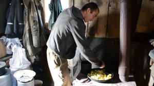 Жарим картошку.MOV