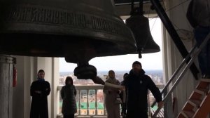 Раскачивают язык большого Колокола.