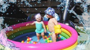 ✿ Играем с бассейном, выходные на даче / Kids Fell, Playing in the pool - baby have Happy time