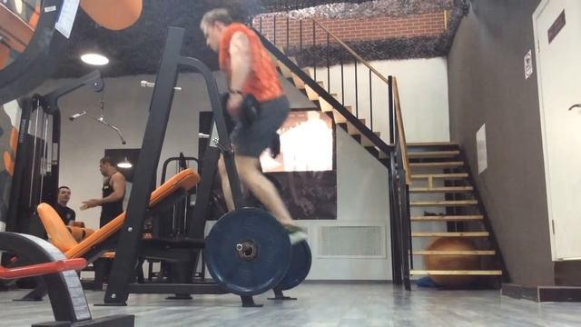 Выпады с гантелями на платформу (тренирует Дудушкин Д) смотреть онлайн